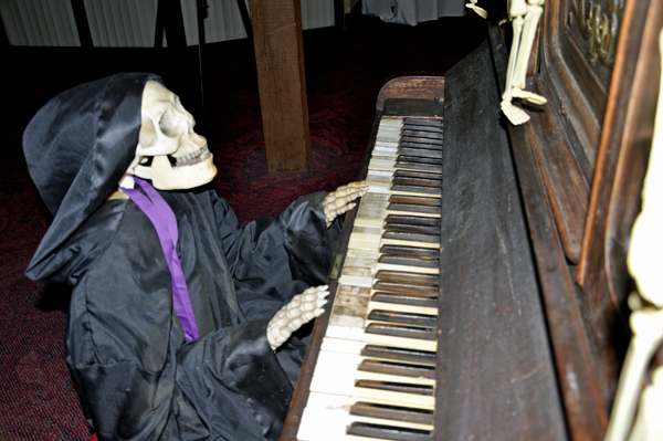 skeleton playing piano